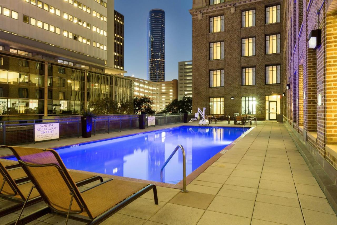 Courtyard Houston Downtown Convention Center Hotel Exterior photo