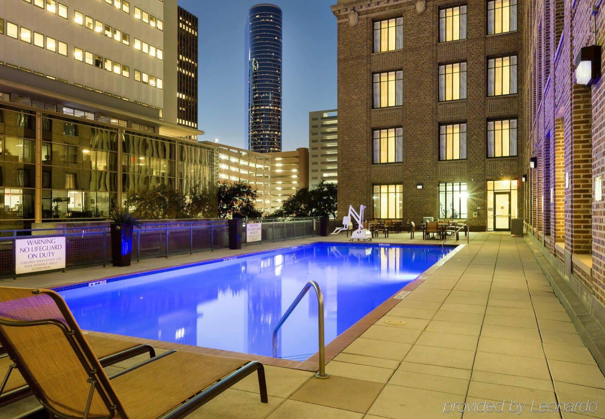 Courtyard Houston Downtown Convention Center Hotel Exterior photo